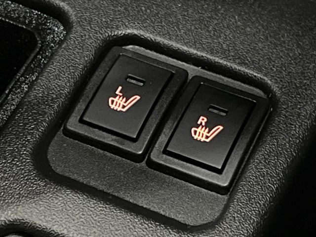 【シートヒーター】寒い日に重宝するシートヒーター!エアコンより早く温まってくれるので寒がりの人も安心ですね♪エアコンの温風は乾燥するから苦手、という方にもをおすすめです。