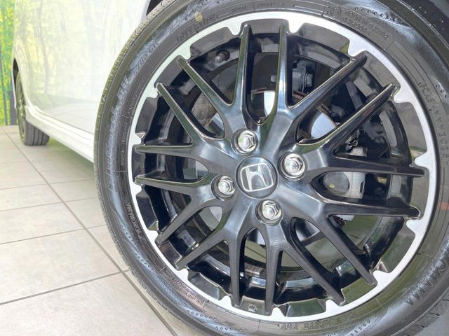 �y����15�C���`�A���~�z�C�[���z�O�ςɃ}�b�`���������A���~�z�C�[���𑕒����Ă���܂��B�e��ЊO�A���~�z�C�[����A�X�^�b�h���X�^�C�����戵�����Ă���܂��B���񂲑��k����������