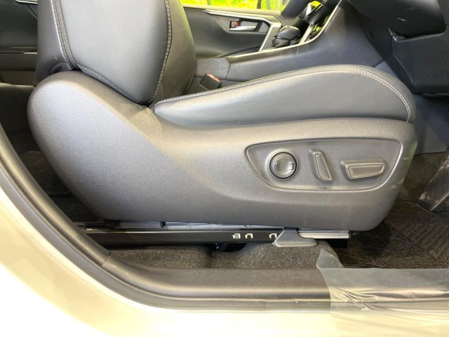 【メモリー機能付きパワーシート】ドライバーごとに設定したシート位置を記憶して、ボタン一つで切り替えできる便利な機能!運転する方が複数名いらっしゃるご家庭におすすめです♪