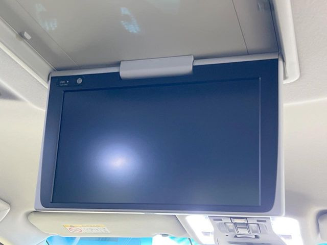 【フリップダウンモニター】大画面モニターで後席でもエンタメをお楽しみいただけます。小さなお子様にも大人気の装備です♪