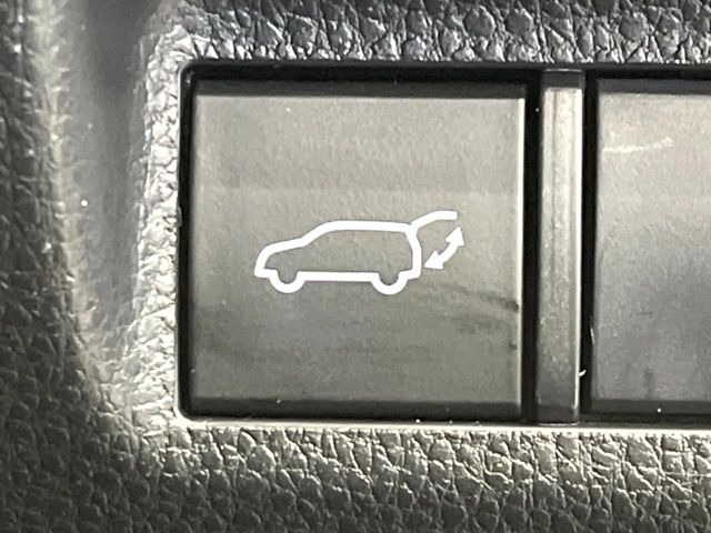 【パワーバックドア】スマートキーや運転席のボタンを押すだけでリアゲートが自動で開閉します!荷物を持っている時や、高い位置にあるバックドアを閉める際に便利な機能です♪