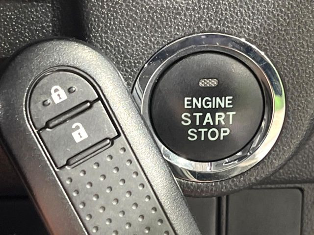 【キーフリーシステム】カバンやポケットに入れたままでもドアの施錠・解錠が可能なスマートキーを装備。エンジンのオン・オフ時もカギを取り出す必要が無いからとっても便利です♪