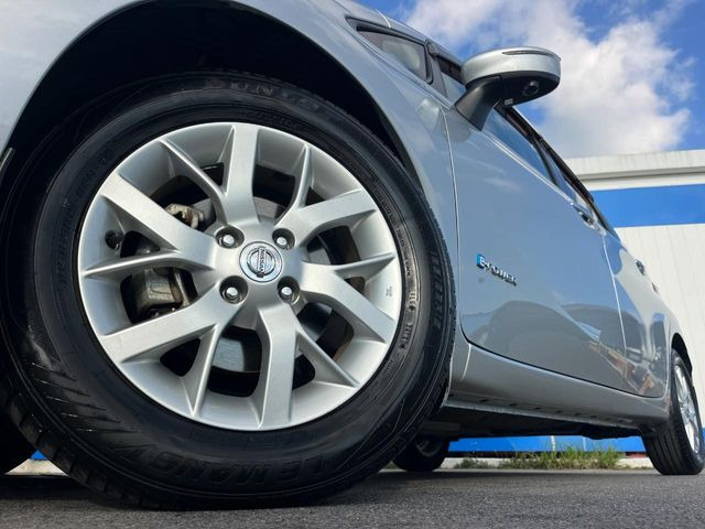 �y����15�C���`�A���~�z�C�[���z�O�ςɃ}�b�`���������A���~�z�C�[���𑕒����Ă���܂��B�e��ЊO�A���~�z�C�[����A�X�^�b�h���X�^�C�����戵�����Ă���܂��B���񂲑��k����������