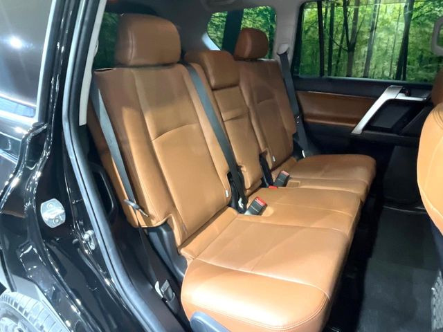 広々とした2列目シートは居住性が高く、居心地も快適!友達や家族とのお出かけにぴったりです。ベビーシートやチャイルドシート使用時も快適にお過ごしいただける十分な空間を確保しています。