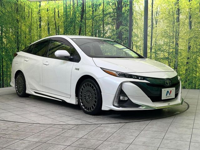 高透明度のガラス皮膜で撥水はもちろん、上質なツヤ・光沢を実現。紫外線や酸性雨から大切な愛車を保護し、色あせ・劣化を防止。「弾スプラッシュコート」、「弾プリミッサコート」からお選びいただけます。