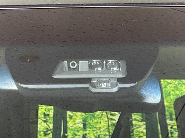 【三菱e-Assist】走行中に前方の車両等を認識し、衝突しそうな時は警報とブレーキで衝突回避と被害軽減をアシスト。より安全にドライブをお楽しみいただけます。