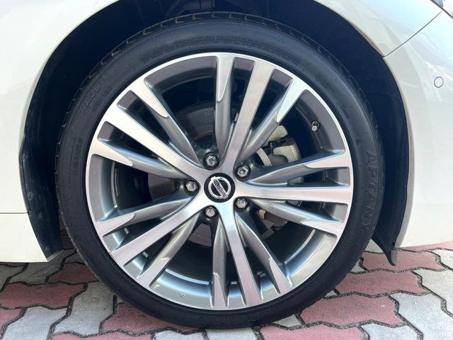 �y����19�C���`�A���~�z�C�[���z�O�ςɃ}�b�`���������A���~�z�C�[���𑕒����Ă���܂��B�e��ЊO�A���~�z�C�[����A�X�^�b�h���X�^�C�����戵�����Ă���܂��B���񂲑��k����������