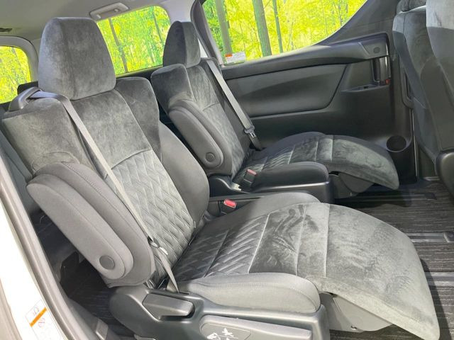 【オットマン付セカンドシート】足を延ばしてリラックスしたいときに便利なオットマン!ロングドライブや仮眠の際にもゆったり快適にお過ごしいただけます♪