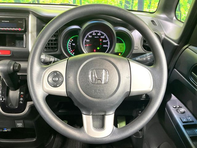 �C���e���A�ɍ��킹���f�U�C���̃X�e�A�����O�́A�^�]�������̂��Ƃ��l���A�^�]���₷���`��A�傫���ł��B�����x�A���ۂɐG���Ă��m���߂��������B