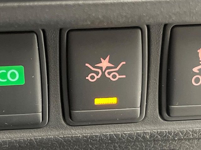 �y�G�}�[�W�F���V�[�u���[�L�z���s���ɑO���̎ԗ�����F�����A�Փ˂������Ȏ��͌x��ƃu���[�L�ŏՓˉ���Ɣ�Q�y�����A�V�X�g�B�����S�Ƀh���C�u�����y���݂��������܂��B