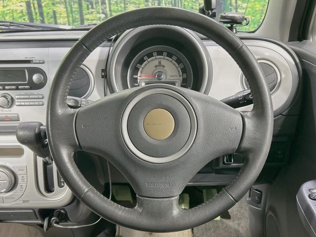 �C���e���A�ɍ��킹���f�U�C���̃X�e�A�����O�́A�^�]�������̂��Ƃ��l���A�^�]���₷���`��A�傫���ł��B�����x�A���ۂɐG���Ă��m���߂��������B