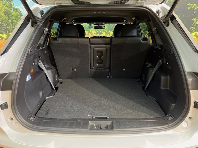 ���i�̂���������ʋ΁A���}���ɏ\���ȉ׎��X�y�[�X���m�ۂ��Ă���܂��B�Z�J���h�V�[�g��|���ƁA�傫�ȉו��̐ύڂ��\�ł���