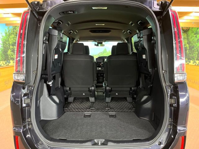 普段のお買い物や通勤、送迎等に十分な荷室スペースを確保しております。後部シートを倒すと、大きな荷物の積載も可能です♪