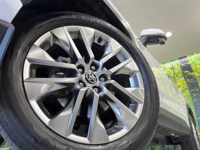 【純正19インチアルミホイール】外観にマッチした純正アルミホイールを装着しております。各種社外アルミホイールや、スタッドレスタイヤも取扱いしております。是非ご相談ください♪