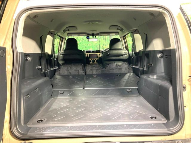 ���i�̂���������ʋ΁A���}���ɏ\���ȉ׎��X�y�[�X���m�ۂ��Ă���܂��B�Z�J���h�V�[�g��|���ƁA�傫�ȉו��̐ύڂ��\�ł���