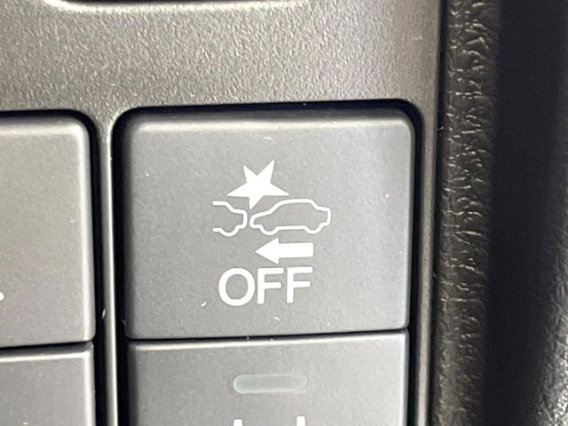 【ホンダセンシング】走行中に前方の車両等を認識し、衝突しそうな時は警報とブレーキで衝突回避と被害軽減をアシスト。より安全にドライブをお楽しみいただけます。