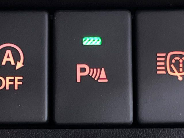 【クリアランスソナー】バンパーに付いたセンサーが障害物を検知!一定の距離に近づくとアラートで教えてくれます♪狭い駐車スペースや車庫入れ時も安心ですね☆