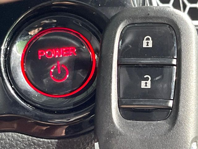 �yHonda�X�}�[�g�L�[�z�J�o����|�P�b�g�ɓ��ꂽ�܂܂ł��h�A�̎{���E�������\�ȃX�}�[�g�L�[�𑕔��B�G���W���̃I���E�I�t�����J�M�����o���K�v����������Ƃ��Ă��֗��ł���