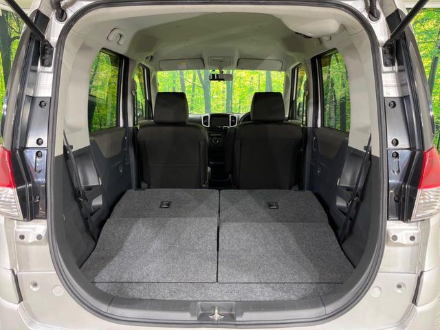 ���i�̂���������ʋ΁A���}���ɏ\���ȉ׎��X�y�[�X���m�ۂ��Ă���܂��B�Z�J���h�V�[�g��|���ƁA�傫�ȉו��̐ύڂ��\�ł���