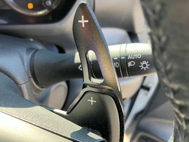 ★マニュアル車のような感覚で操れるパドルシフト★シフトレバーをマニュアルモードの位置にして『+』のレバーを引くとシフトアップ『-』のレバーを引くとシフトダウンします!