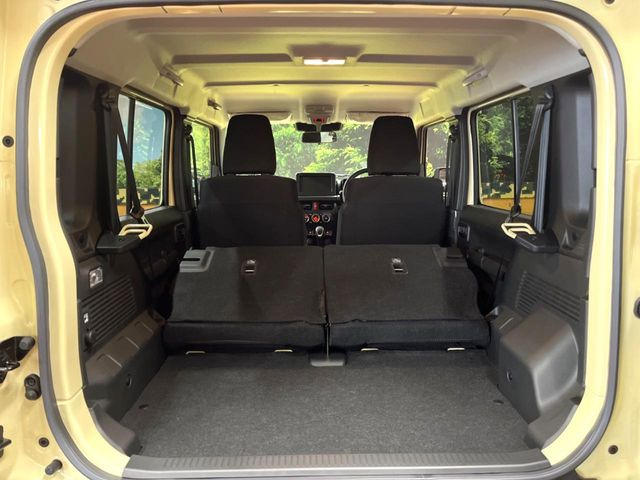普段のお買い物や通勤、送迎等に十分な荷室スペースを確保しております。セカンドシートを倒すと、大きな荷物の積載も可能です♪