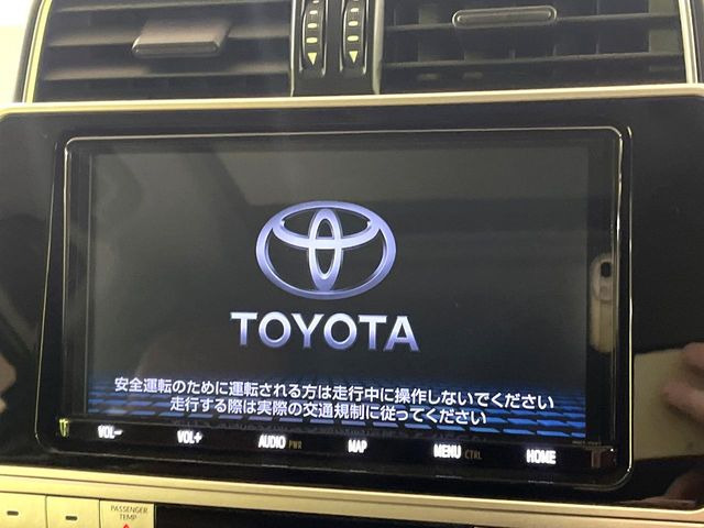 【純正ナビ】人気の純正ナビを装備しております。ナビの使いやすさはもちろん、オーディオ機能も充実!キャンプや旅行はもちろん、通勤や買い物など普段のドライブも楽しくなるはず♪