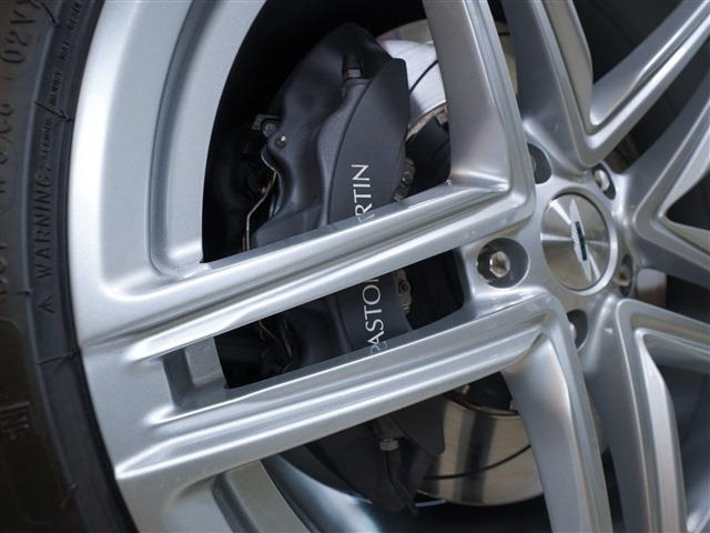 当店は屋内ショールームで天候問わず見学可能です。ソファ席もございますのでごゆっくり見学いただけます。