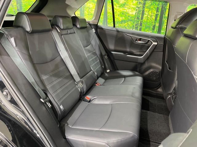 後部座席も気になるようなキズ・汚れやへたり等、大きなダメージはなく、良好な状態です。