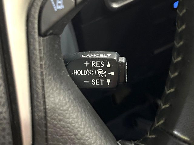 【レーダークルーズコントロール】高速道路での長距離走行が楽に!!自動で速度を保つクルーズコントロールが、衝突軽減システムと連携し、前方の車両を感知して車間を保つように速度調節してくれます!!