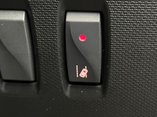 �����[���L�[�s���O�A�V�X�g:���s�Ԑ��̈�E�������Ă����@�\�B���s���ɁA�N���}���Ԑ�����O��Ă��邱�Ƃ��J���������m����ƁA�X�e�A�����O����U�������ăh���C�o�[�Ɍx�����܂��B