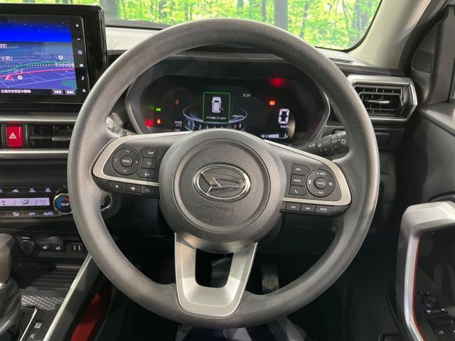 �C���e���A�ɍ��킹���f�U�C���̃X�e�A�����O�́A�^�]�������̂��Ƃ��l���A�^�]���₷���`��A�傫���ł��B�����x�A���ۂɐG���Ă��m���߂��������B