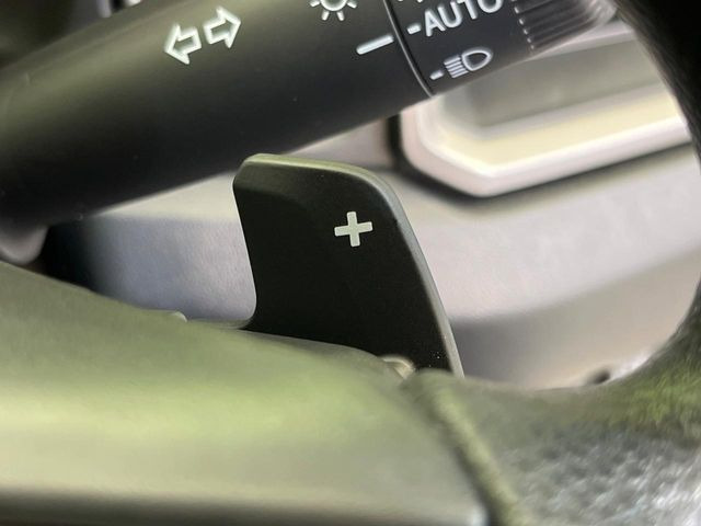 【パドルシフト】ハンドルから手を離さずに素早くシフトアップ&ダウンができるので、エンジンブレーキを使う下り坂や高速道路の合流で加速したい場面で役立ちます。