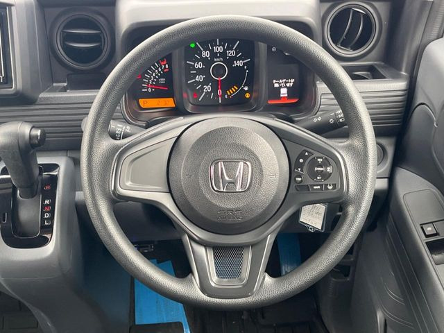 �C���e���A�ɍ��킹���f�U�C���̃X�e�A�����O�́A�^�]�������̂��Ƃ��l���A�^�]���₷���`��A�傫���ł��B�����x�A���ۂɐG���Ă��m���߂��������B