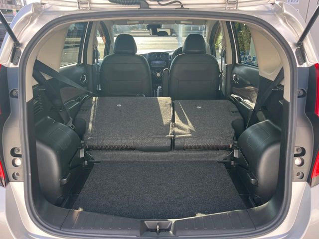 ���i�̂���������ʋ΁A���}���ɏ\���ȉ׎��X�y�[�X���m�ۂ��Ă���܂��B�Z�J���h�V�[�g��|���ƁA�傫�ȉו��̐ύڂ��\�ł���