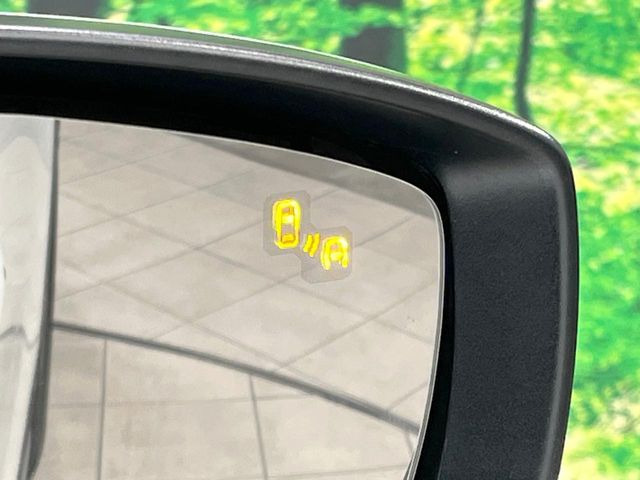 【ブラインドスポットモニタリング】走行中、ドアミラーの死角になりやすい箇所に後続車が接近するとサイドミラー付近に警告を表示、ドライバーに注意喚起をしてくれます。