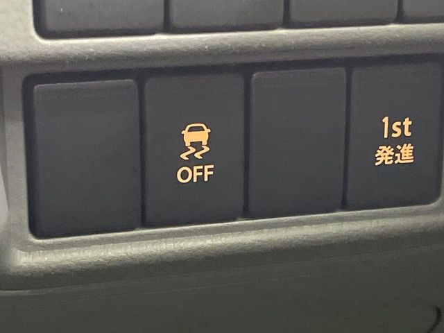 �y������h�~���u�z�ԗ��̉���������m����ƁA�����I�Ɏԗ��̐i�s������ۂ悤�Ɏԗ��𐧌䂵�܂��B�J�̓��ȂǊ���₷���H�ʏ󋵂ł����S�ȉ^�]���\�ł��B