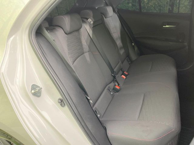 後部座席も気になるようなキズ・汚れやへたり等、大きなダメージはなく、良好な状態です。