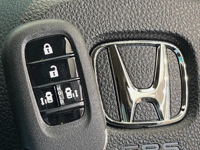 �yHonda�X�}�[�g�L�[�z�J�o����|�P�b�g�ɓ��ꂽ�܂܂ł��h�A�̎{���E�������\�ȃX�}�[�g�L�[�𑕔��B�G���W���̃I���E�I�t�����J�M�����o���K�v����������Ƃ��Ă��֗��ł���