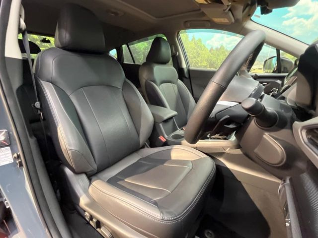 【合皮レザーシート】汚れのふき取りが容易でメンテナンスもが簡単な、機能性に優れる合成皮革を採用した上質なシートです。座り心地もよく、高級感あふれる心地良い車内空間を演出してくれます。