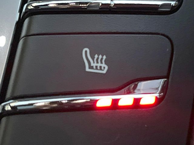 ●フロントシートヒーティング:運転席・助手席共に三段階で調節が可能なシートヒーターを装備しております。季節を問わず快適にご使用いただけます。