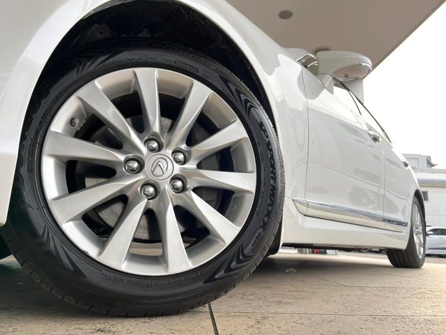 �y����18�C���`�A���~�z�C�[���z�O�ςɃ}�b�`���������A���~�z�C�[���𑕒����Ă���܂��B�e��ЊO�A���~�z�C�[����A�X�^�b�h���X�^�C�����戵�����Ă���܂��B���񂲑��k����������