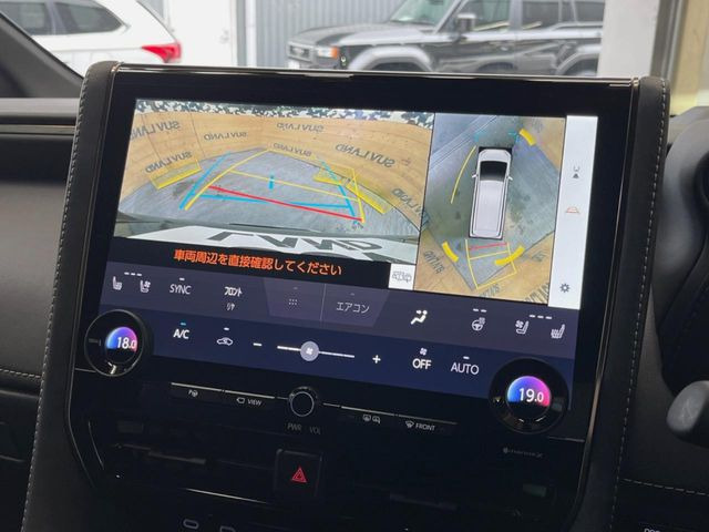 【パノラミックビューモニター】専用のカメラにより、上から見下ろしたような視点で360度クルマの周囲を確認することができます☆死角部分も確認しやすく、狭い場所での切り返しや駐車もスムーズに行えます。