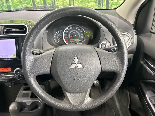 �C���e���A�ɍ��킹���f�U�C���̃X�e�A�����O�́A�^�]�������̂��Ƃ��l���A�^�]���₷���`��A�傫���ł��B�����x�A���ۂɐG���Ă��m���߂��������B