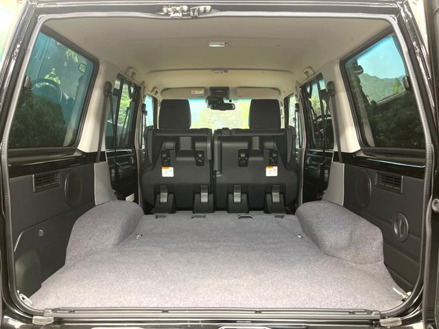 ���i�̂���������ʋ΁A���}���ɏ\���ȉ׎��X�y�[�X���m�ۂ��Ă���܂��B�Z�J���h�V�[�g��|���ƁA�傫�ȉו��̐ύڂ��\�ł���