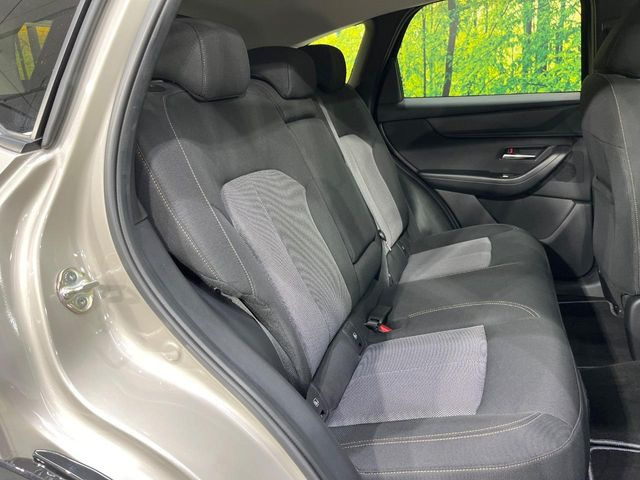 後部座席も気になるようなキズ・汚れやへたり等、大きなダメージはなく、良好な状態です。
