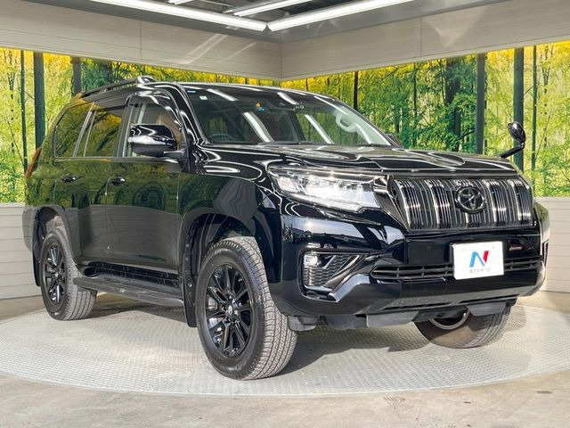 高透明度のガラス皮膜で撥水はもちろん、上質なツヤ・光沢を実現。紫外線や酸性雨から大切な愛車を保護し、色あせ・劣化を防止。「弾スプラッシュコート」、「弾プリミッサコート」からお選びいただけます。