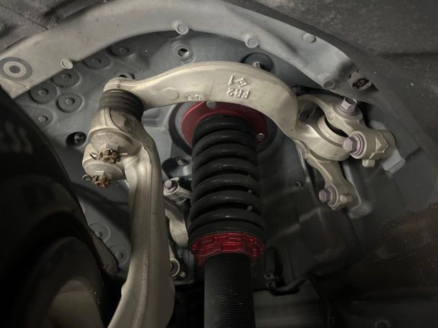 �y�ԍ����z�ԍ����Ⴍ�Ȃ�A�X�^�C���b�V���Ȍ����ڂƂȂ��Ă���܂��B�ԗ��̏d�S�������鎖�ŁA���s���̈��萫�����サ�܂���