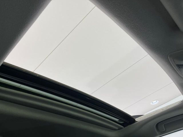 【サンルーフ】開放感たっぷりの希少装備、サンルーフが装着されています!車内に明かりを取り入れたり景色を楽しむ以外にも、車内の空気も簡単に換気できて快適です!