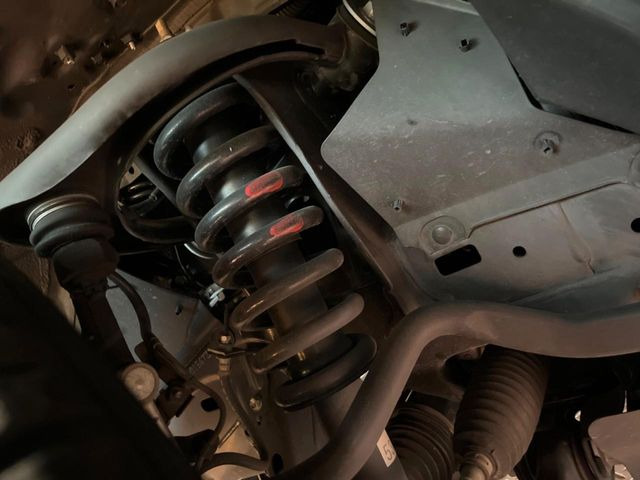 お車を安心してお乗りいただく為には、足回りの定期点検が欠かせません。サービスサポート(有償保証)では無料点検もご提供しており、安心のカーライフをお過ごしいただけるサポート体制が整っています。