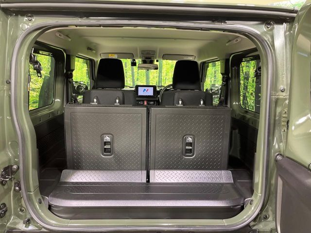 ���i�̂���������ʋ΁A���}���ɏ\���ȉ׎��X�y�[�X���m�ۂ��Ă���܂��B�Z�J���h�V�[�g��|���ƁA�傫�ȉו��̐ύڂ��\�ł���